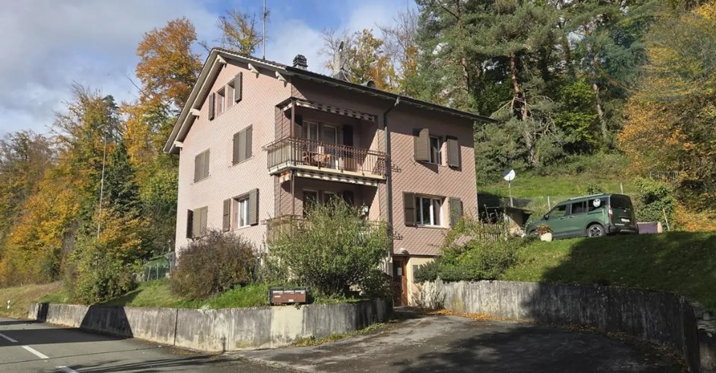 Edificio di rendimento con 3 appartamenti e area verde di 1.400 m2 - Foto 1 di 10