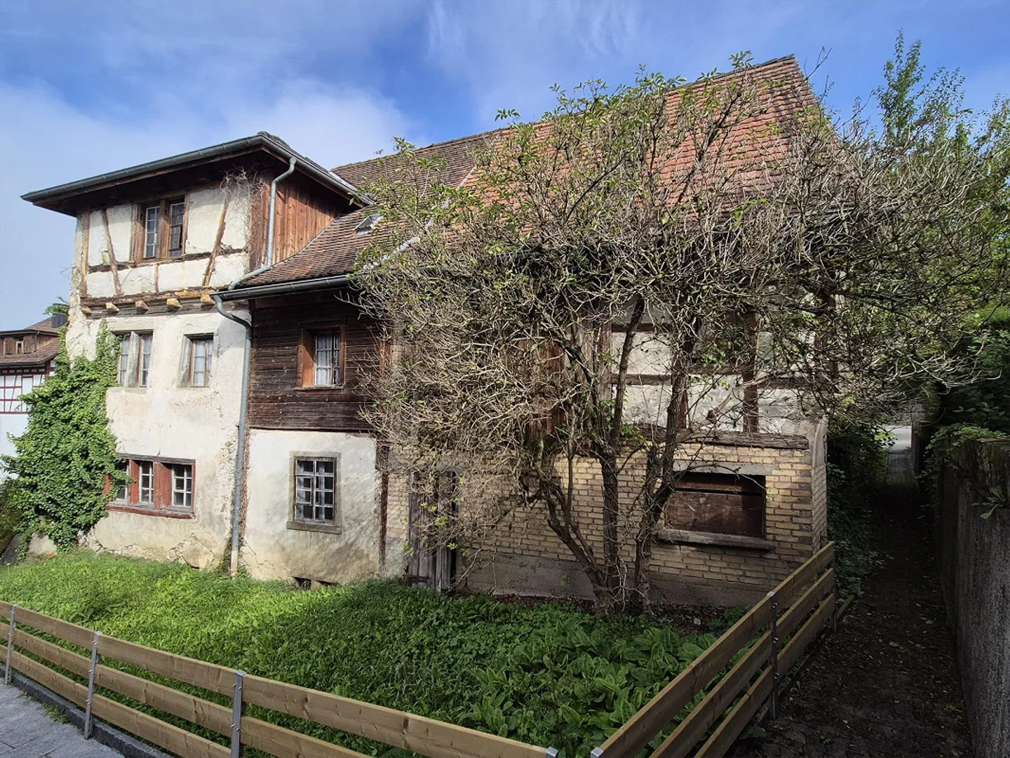 Listed property with great potential - Photo 3 of 16