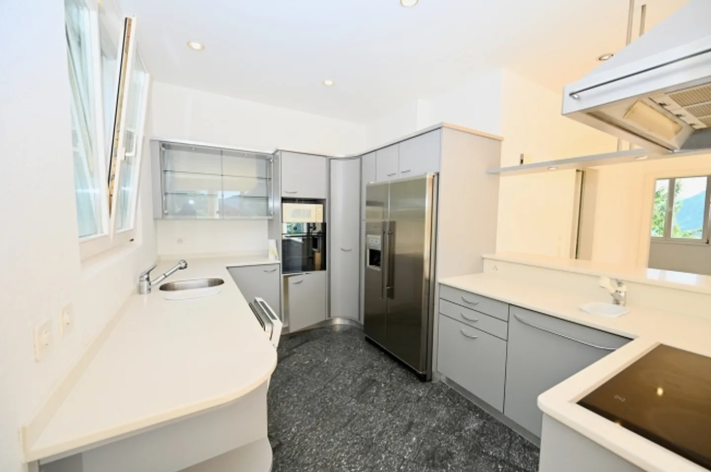 «Villa mit Pool und Blick auf den Luganersee und die Corcostastanti-Berge» - Foto 11 von 17