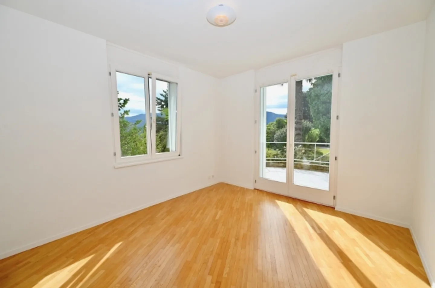 «Villa mit Pool und Blick auf den Luganersee und die Corcostastanti-Berge» - Foto 12 von 17