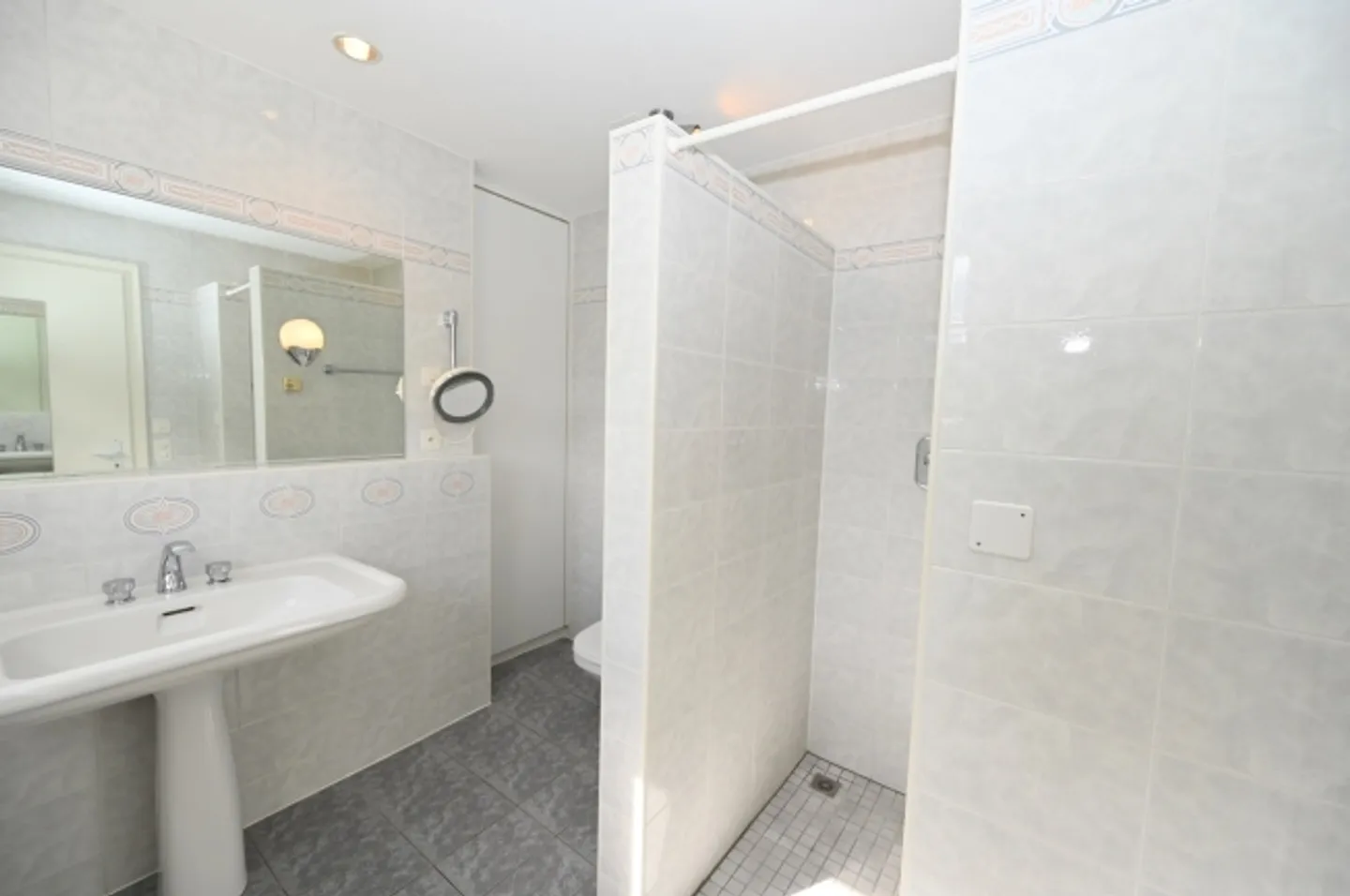 «Villa mit Pool und Blick auf den Luganersee und die Corcostastanti-Berge» - Foto 15 von 17