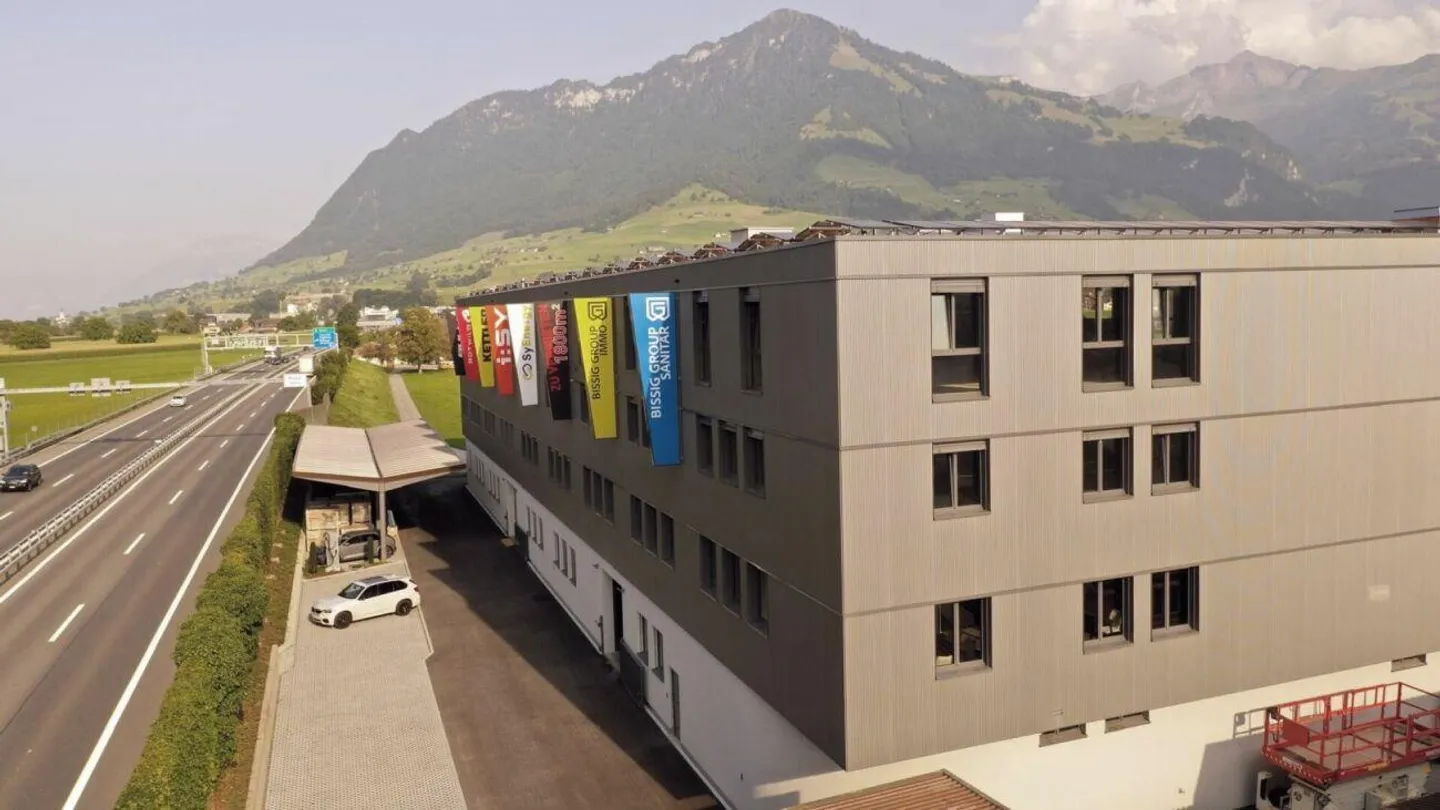 Eichli 2931 | Working in the new building directly by the highway - Photo 1 of 7