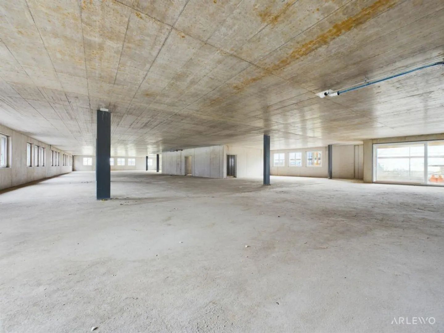 Eichli 2931 | Working in the new building directly by the highway - Photo 3 of 7