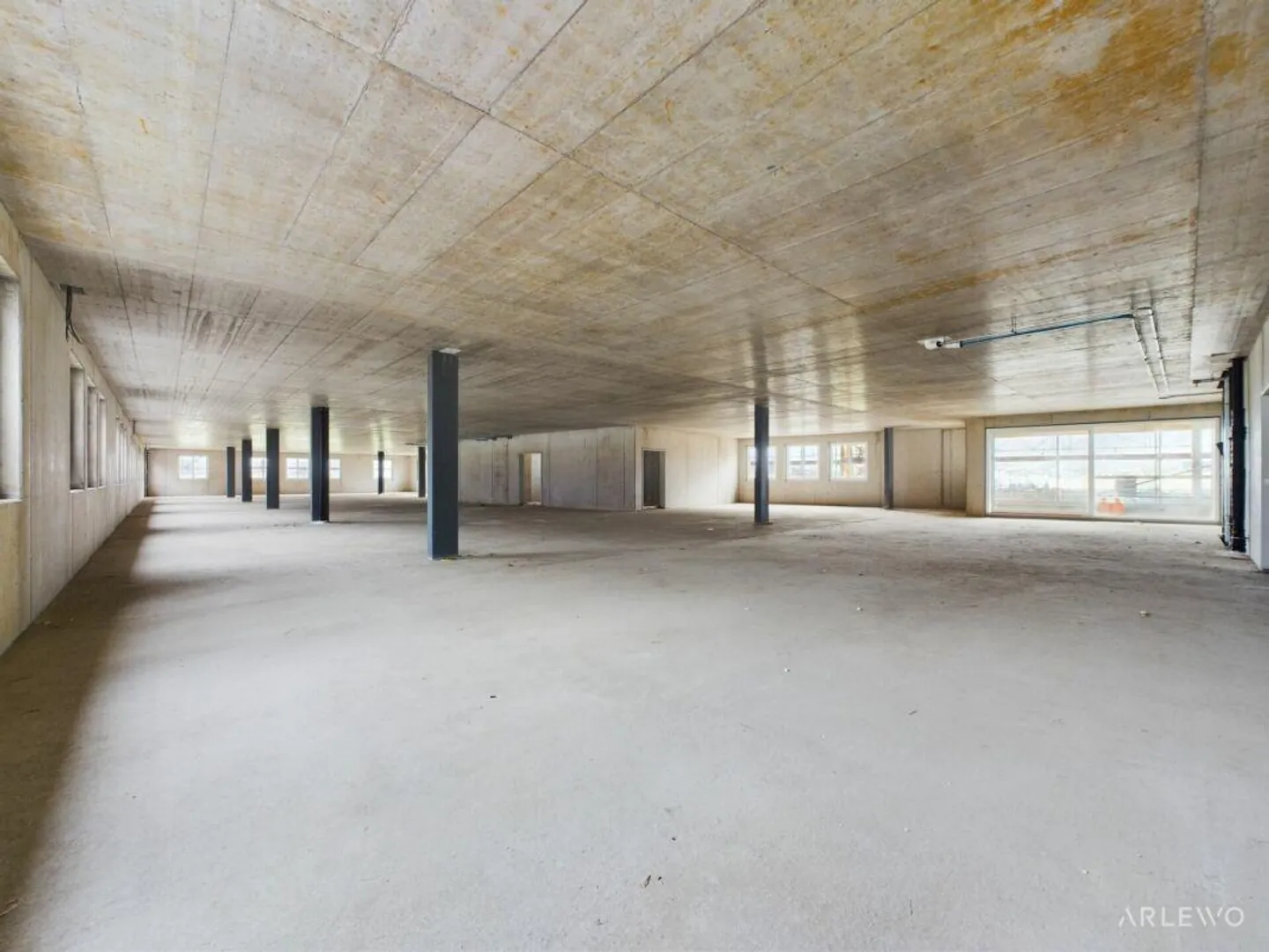 Eichli 2931 | Working in the new building directly by the highway - Photo 5 of 7