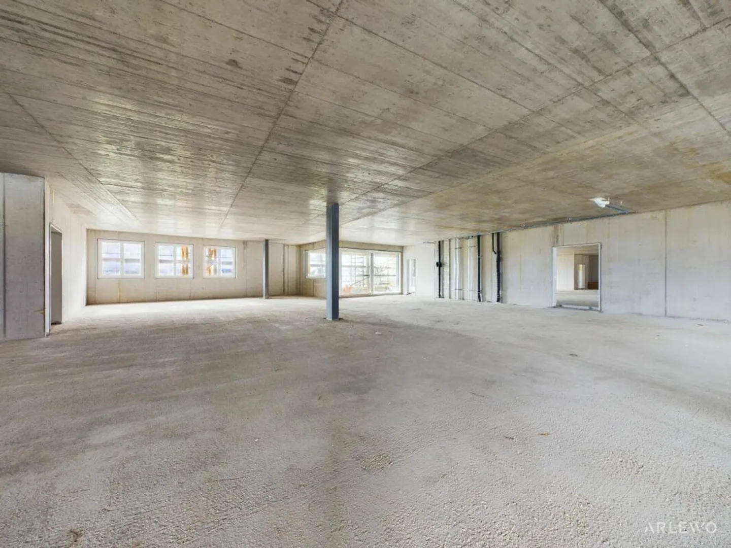 Eichli 2931 | Working in the new building directly by the highway - Photo 6 of 7