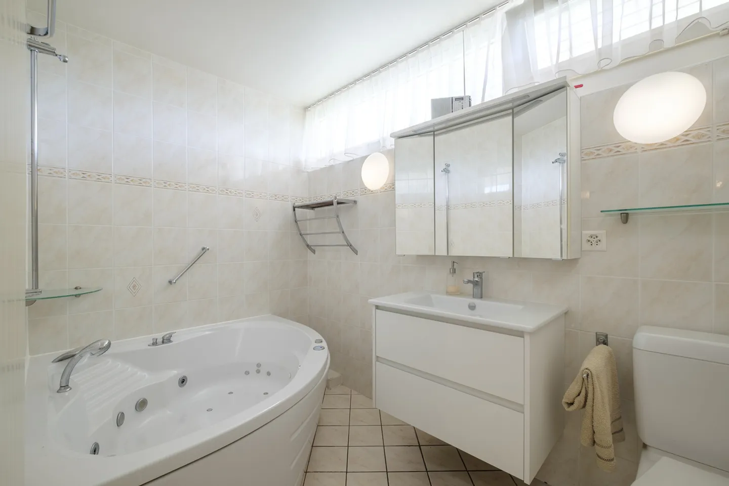Privileged living environment for this family property in Gingins - Photo 11 of 16