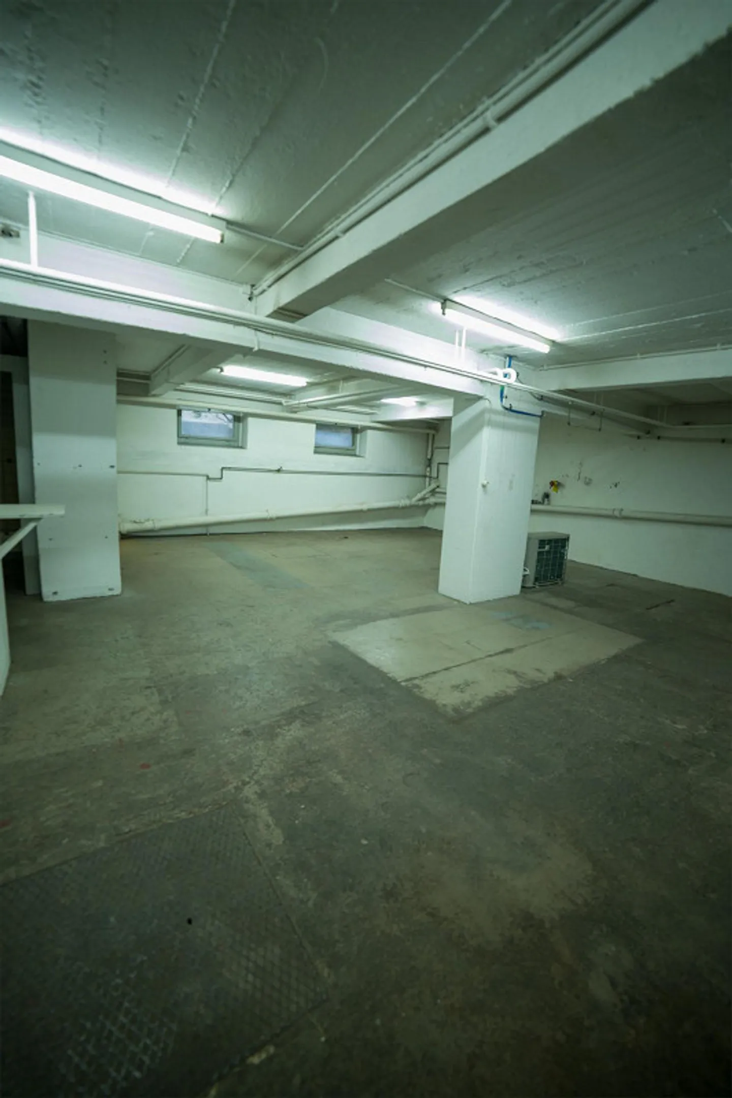 Spacious storage space in dry basement versatile use - Photo 3 of 3