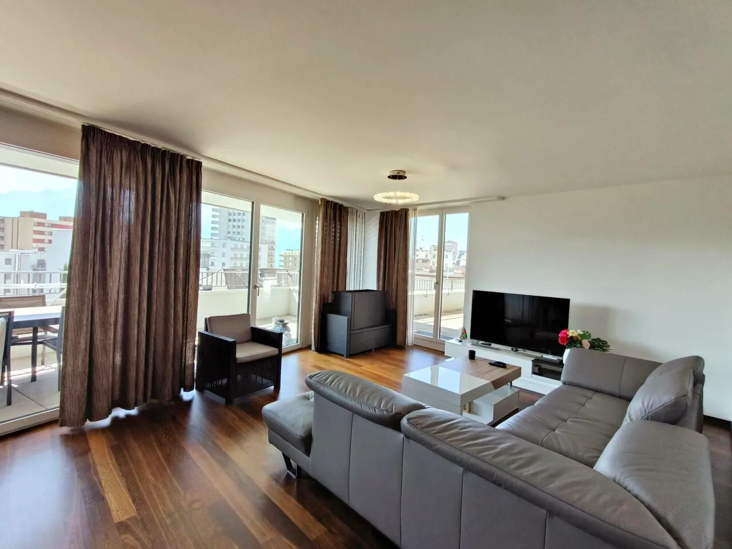 New apartment with large terrace and balcony in the city center - Photo 6 of 9