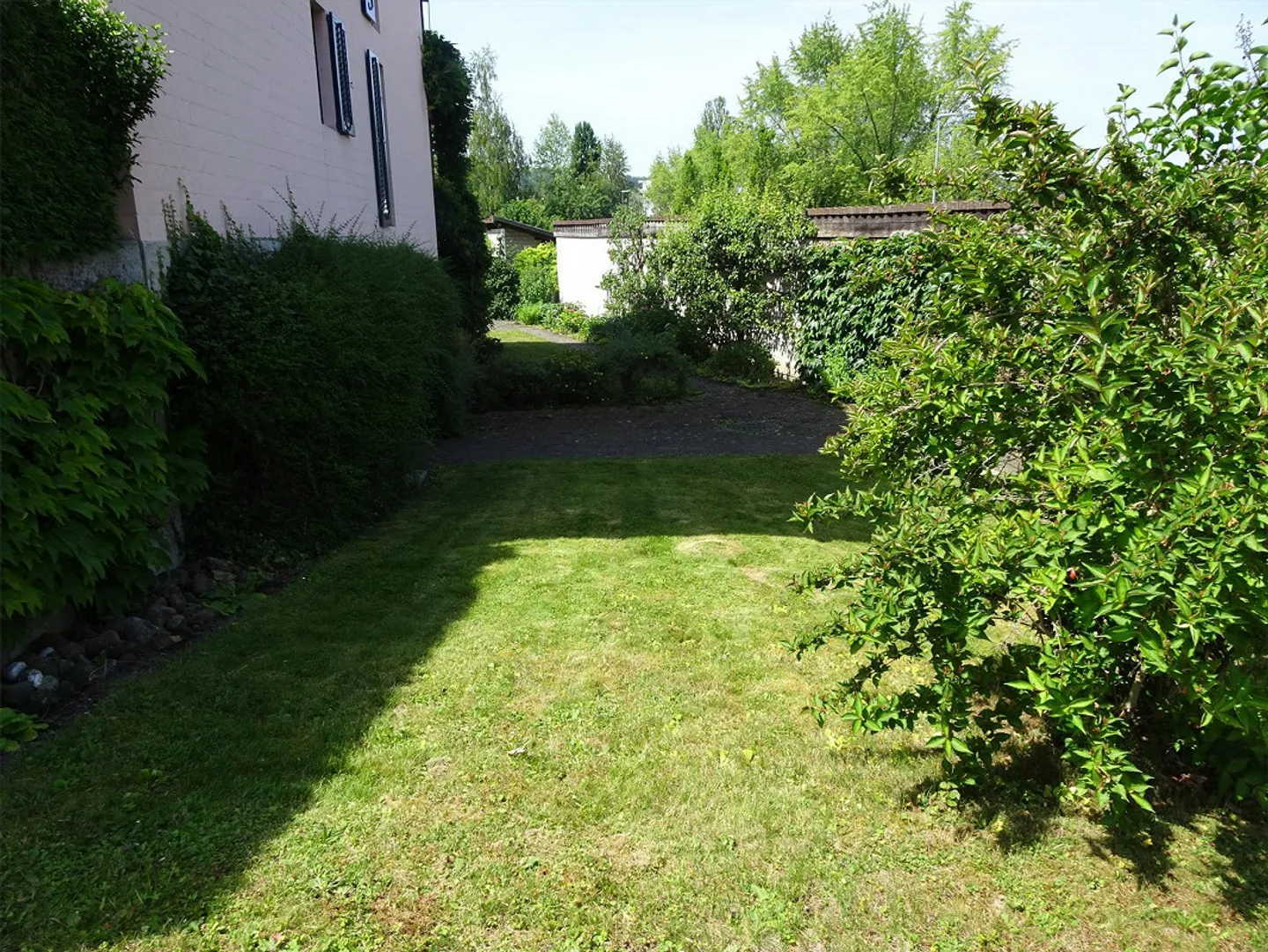 Condominium bien entretenu, proche du centre, avec balcon et parking - Photo 5 sur 8