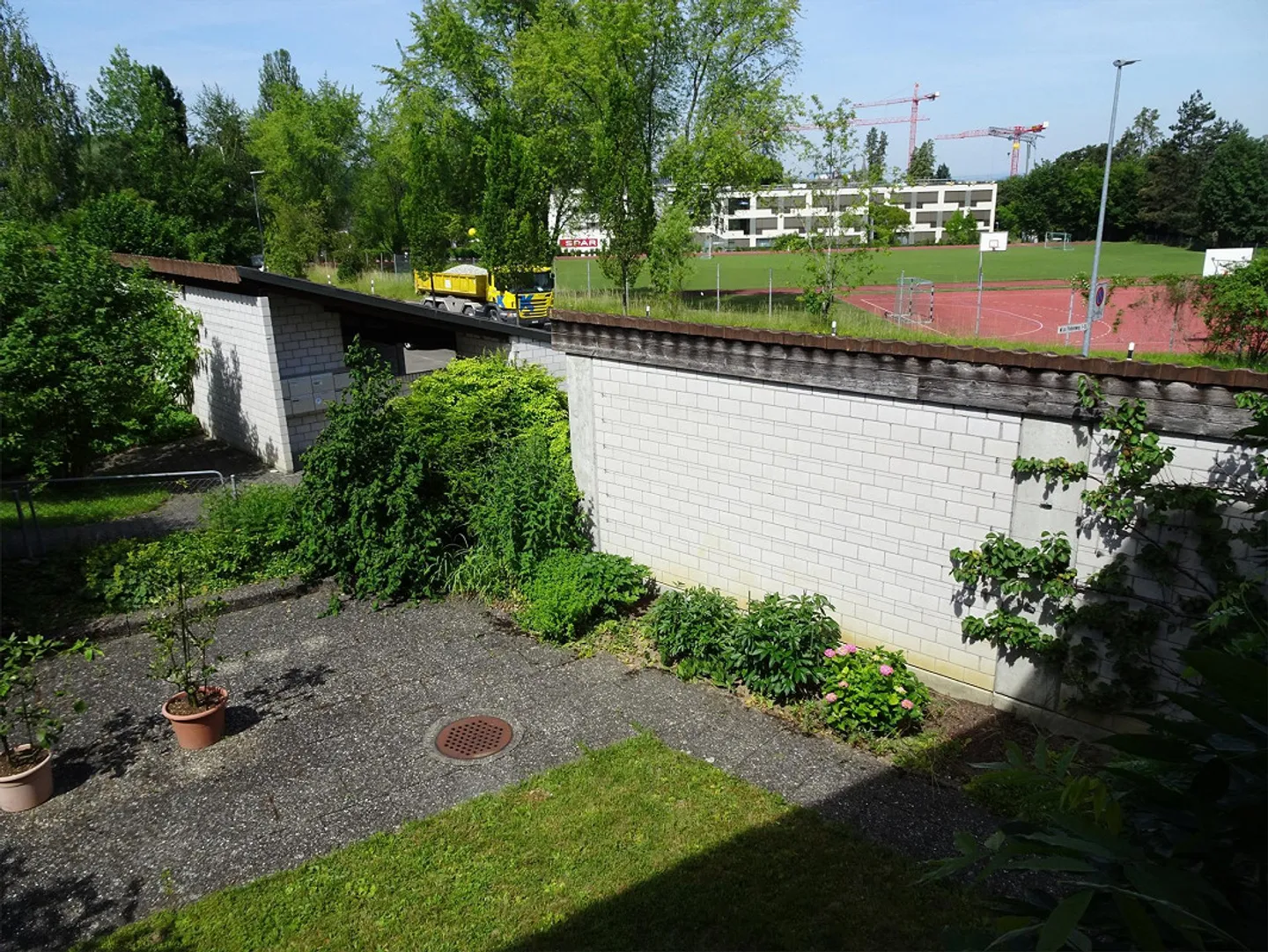 Condominium bien entretenu, proche du centre, avec balcon et parking - Photo 6 sur 8