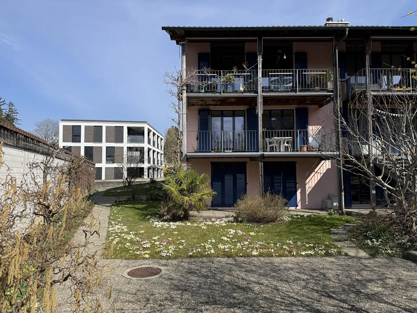 Condominium bien entretenu, proche du centre, avec balcon et parking - Photo 2 sur 8