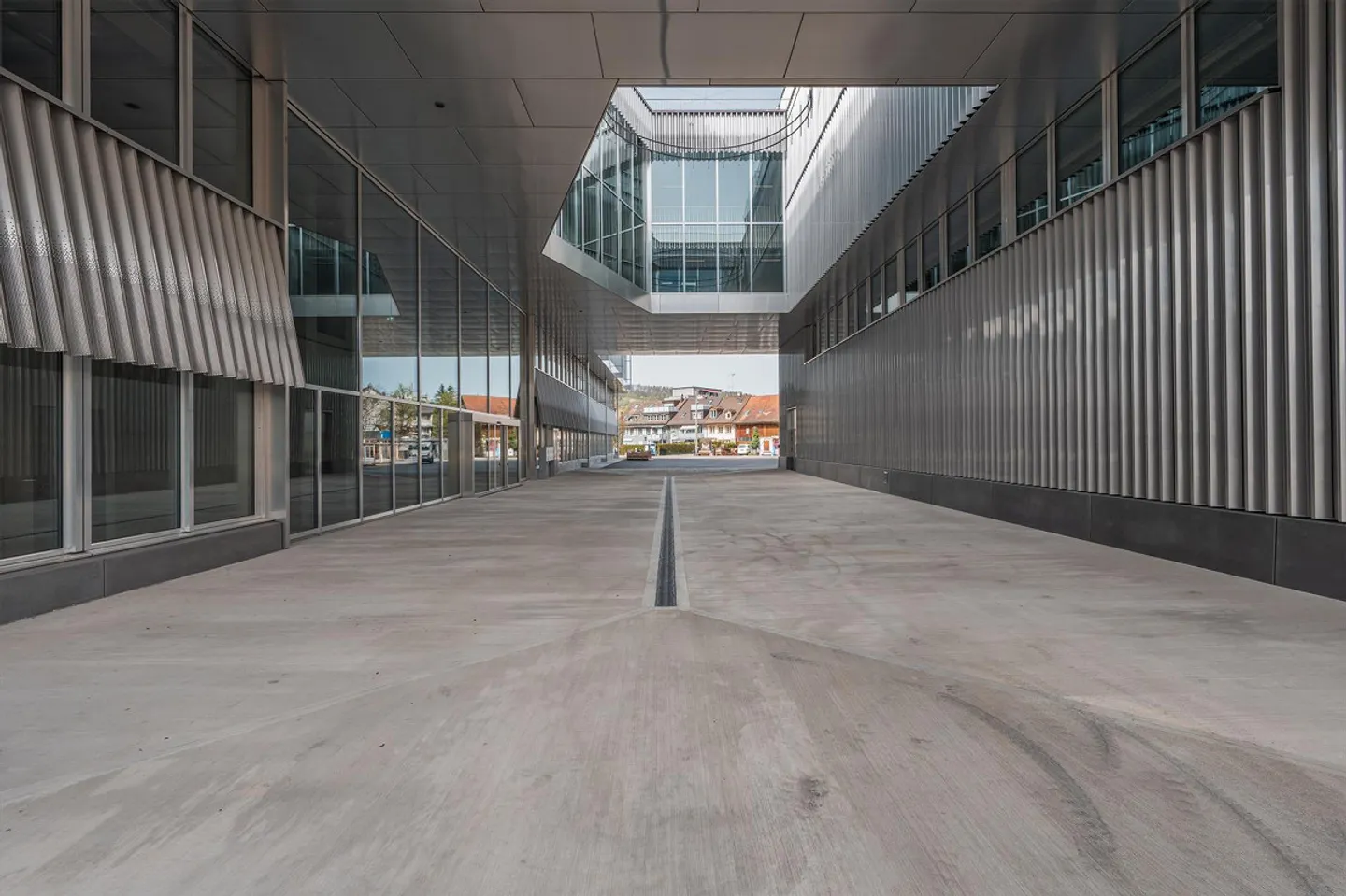 Prima locazione in un edificio commerciale di prima classe / Parcheggi disponibili - Foto 4 di 9