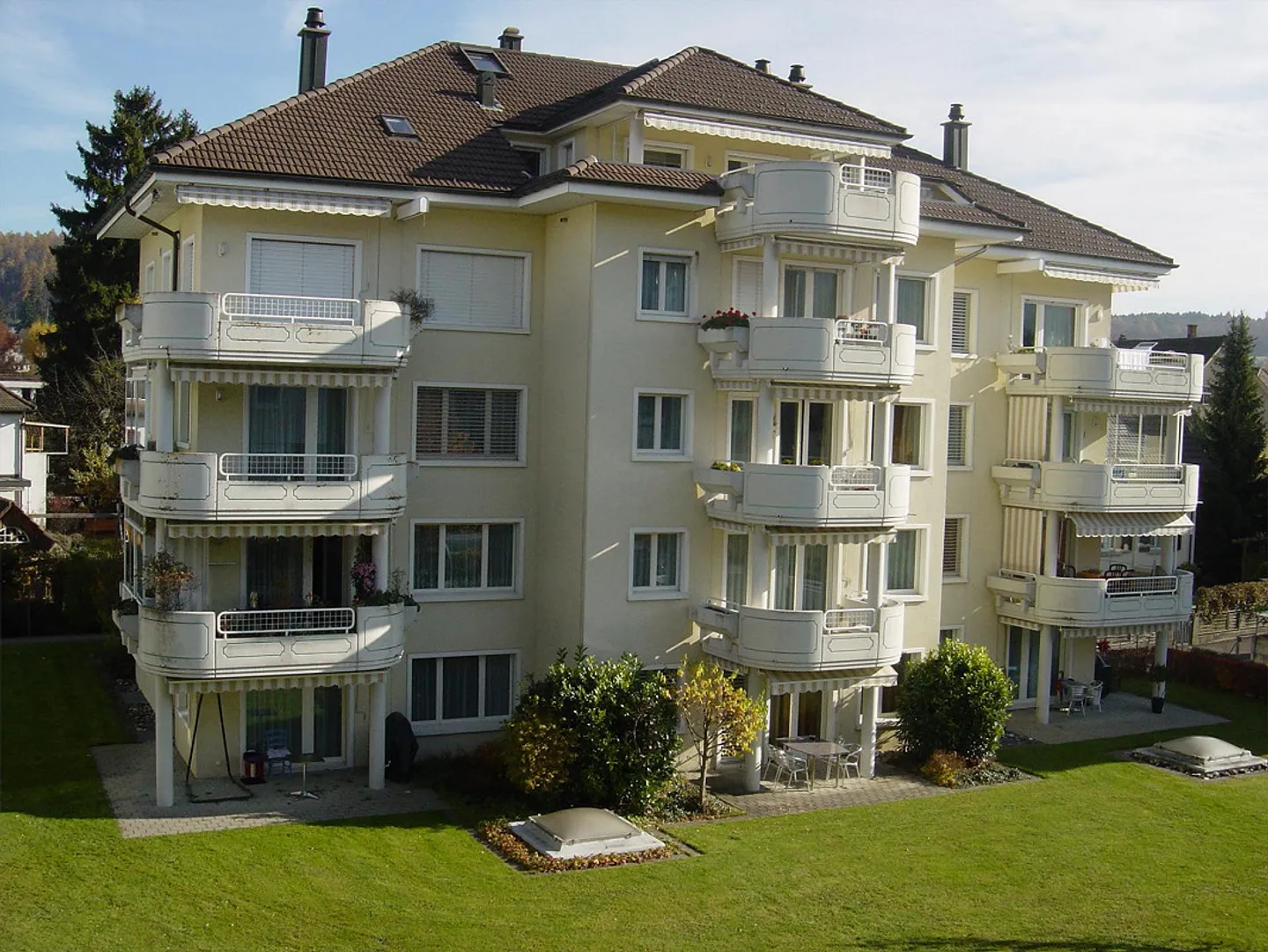 Appartement 4.5 pièces dans un emplacement central et calme à Reinach - Photo 1 sur 18