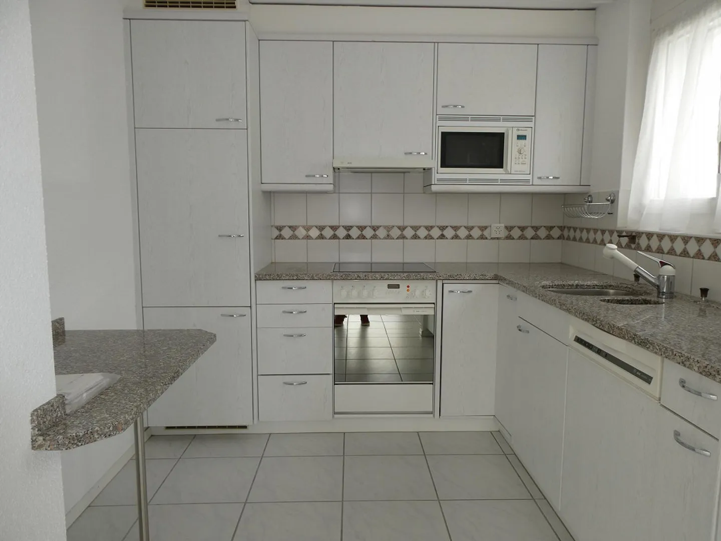 Appartement 4.5 pièces dans un emplacement central et calme à Reinach - Photo 3 sur 18