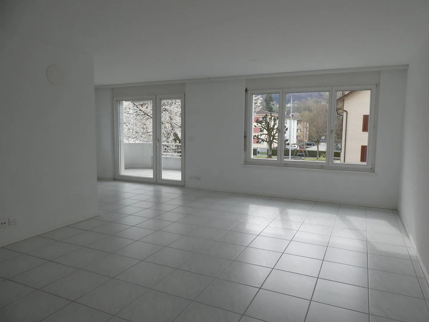 Appartement 4.5 pièces dans un emplacement central et calme à Reinach - Photo 4 sur 18