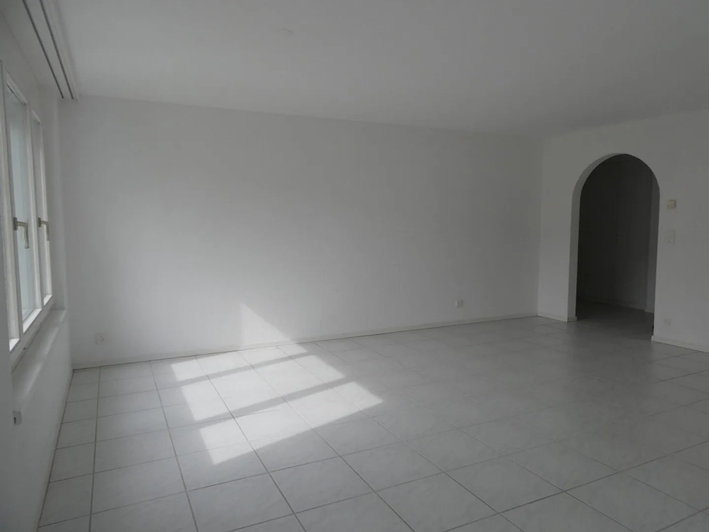 Appartement 4.5 pièces dans un emplacement central et calme à Reinach - Photo 5 sur 18