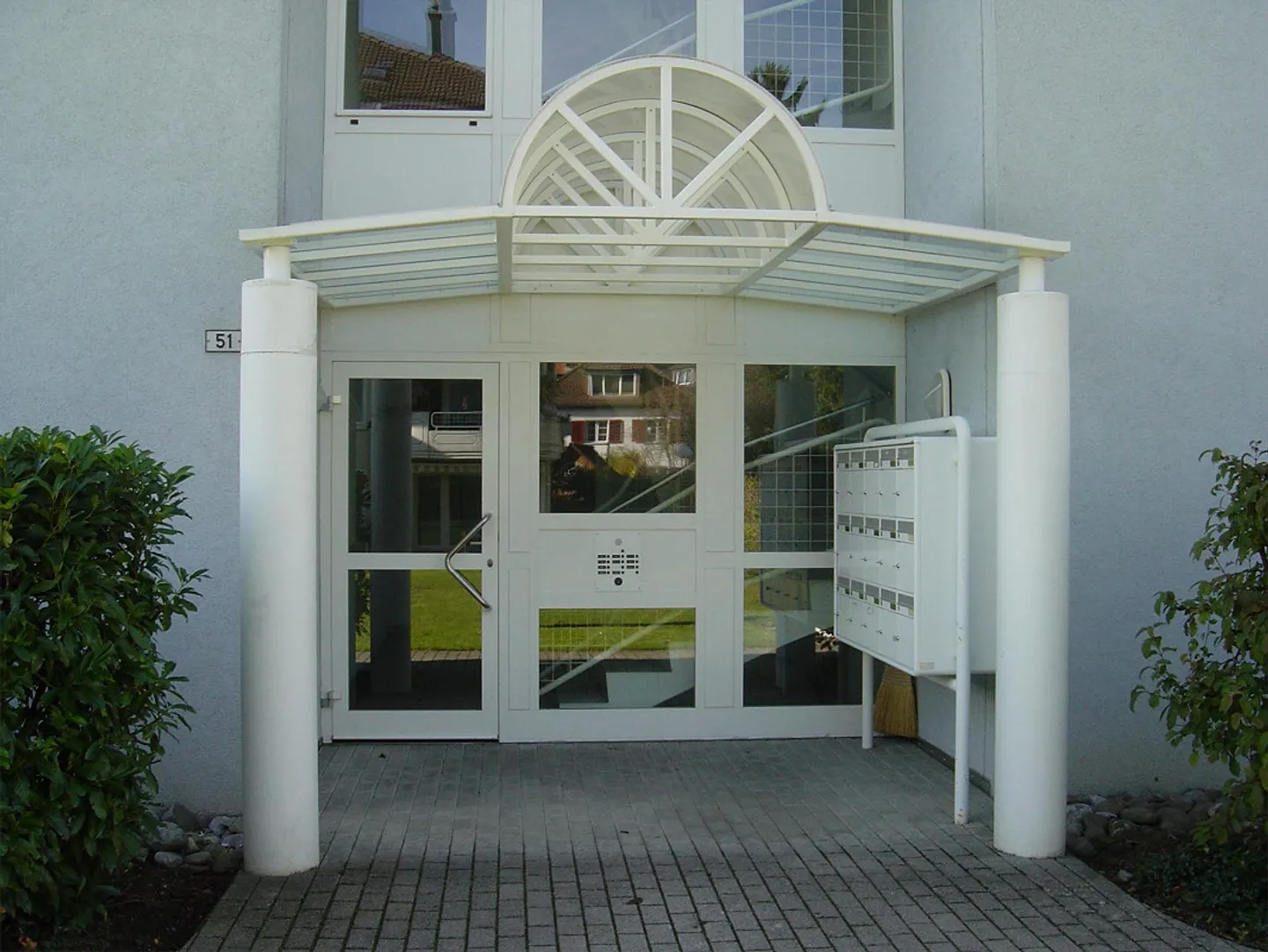 Appartement 4.5 pièces dans un emplacement central et calme à Reinach - Photo 2 sur 18