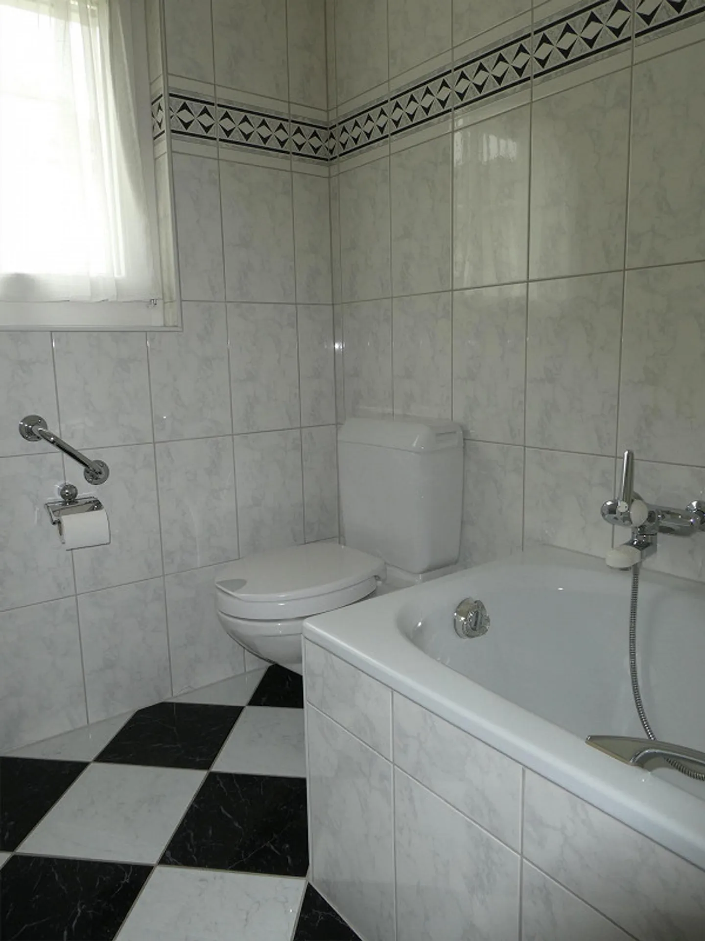 Appartement 4.5 pièces dans un emplacement central et calme à Reinach - Photo 10 sur 18