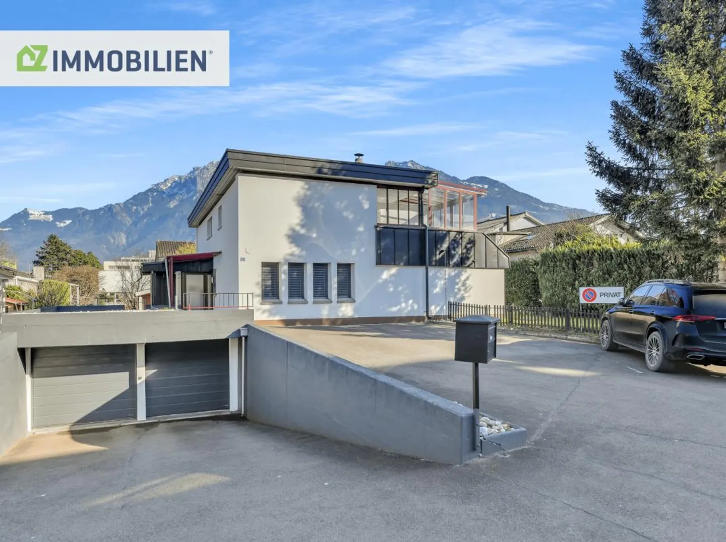 Casa unifamiliare con grande terreno, garage sotterraneo e possibilità di utilizzo versatile - Foto 1 di 15