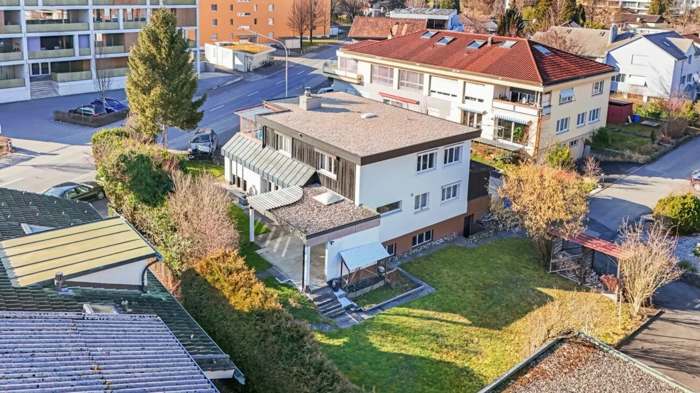Casa unifamiliare con grande terreno, garage sotterraneo e possibilità di utilizzo versatile - Foto 2 di 15