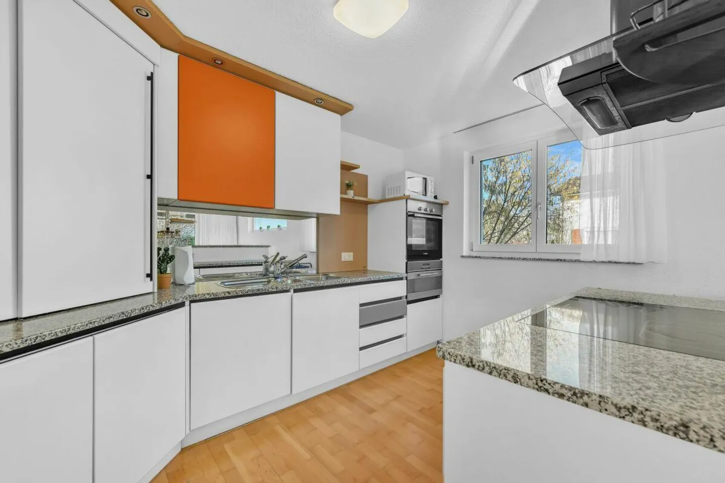 Casa unifamiliare con grande terreno, garage sotterraneo e possibilità di utilizzo versatile - Foto 3 di 15
