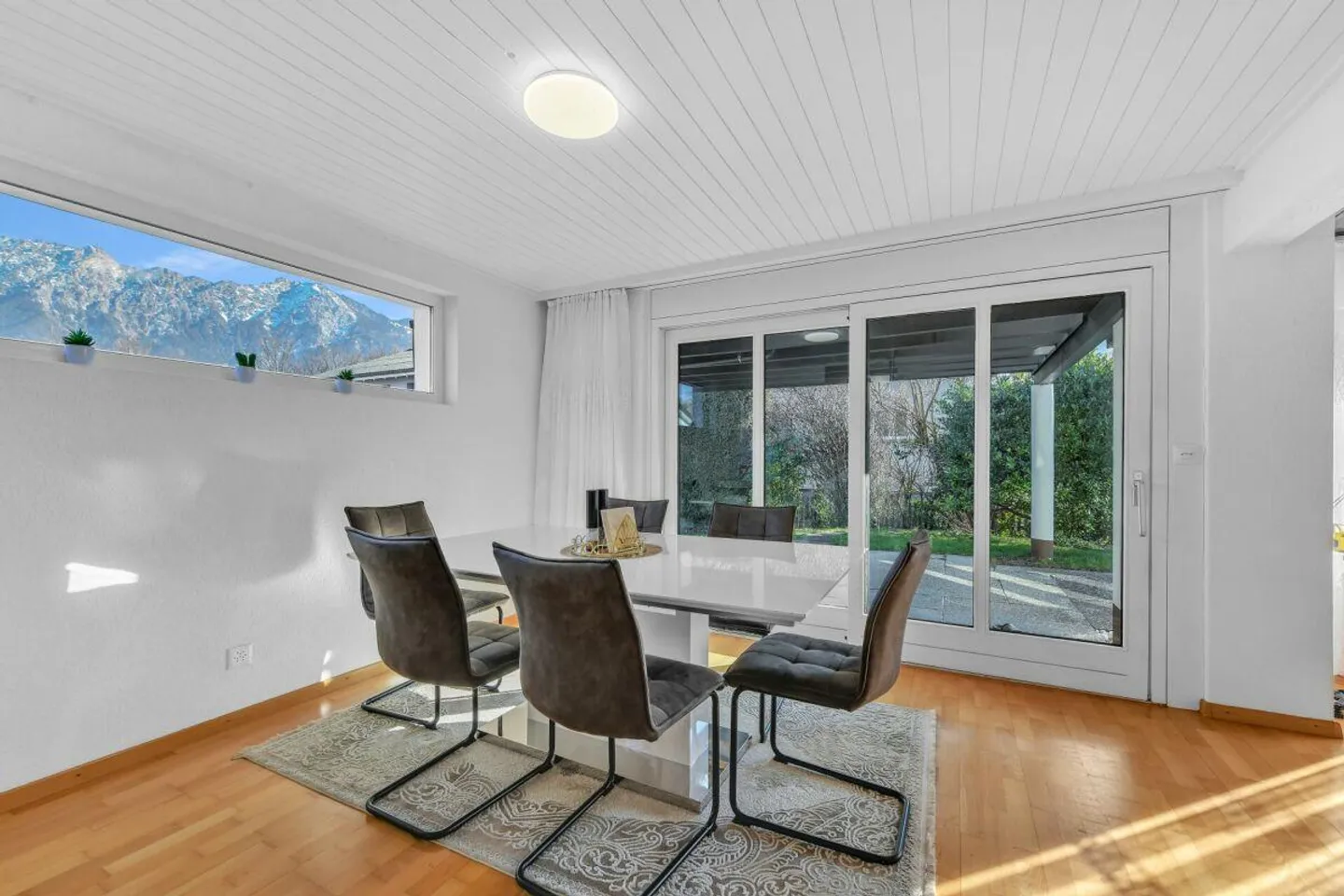 Casa unifamiliare con grande terreno, garage sotterraneo e possibilità di utilizzo versatile - Foto 4 di 15