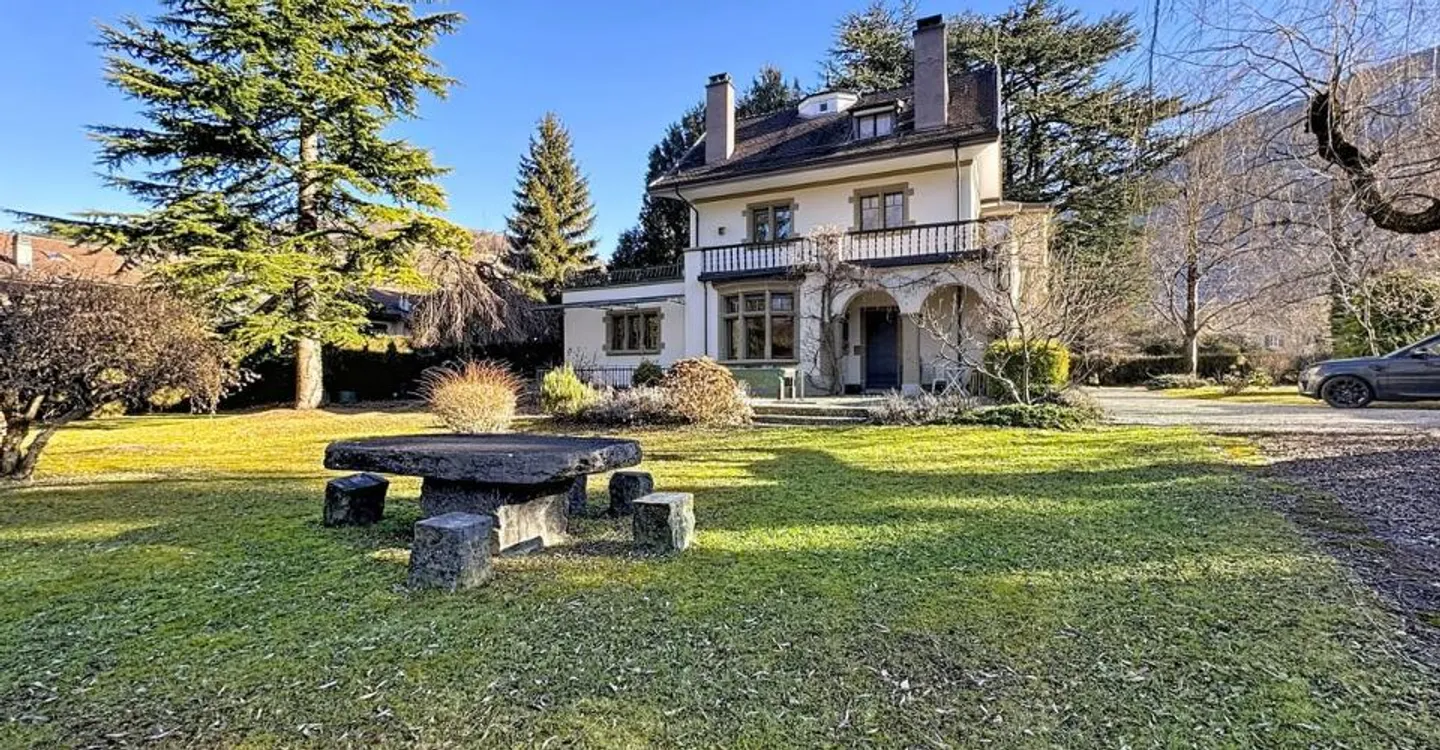 Außergewöhnliches Herrenhaus im Herzen eines bewaldeten Parks - Foto 1 von 12