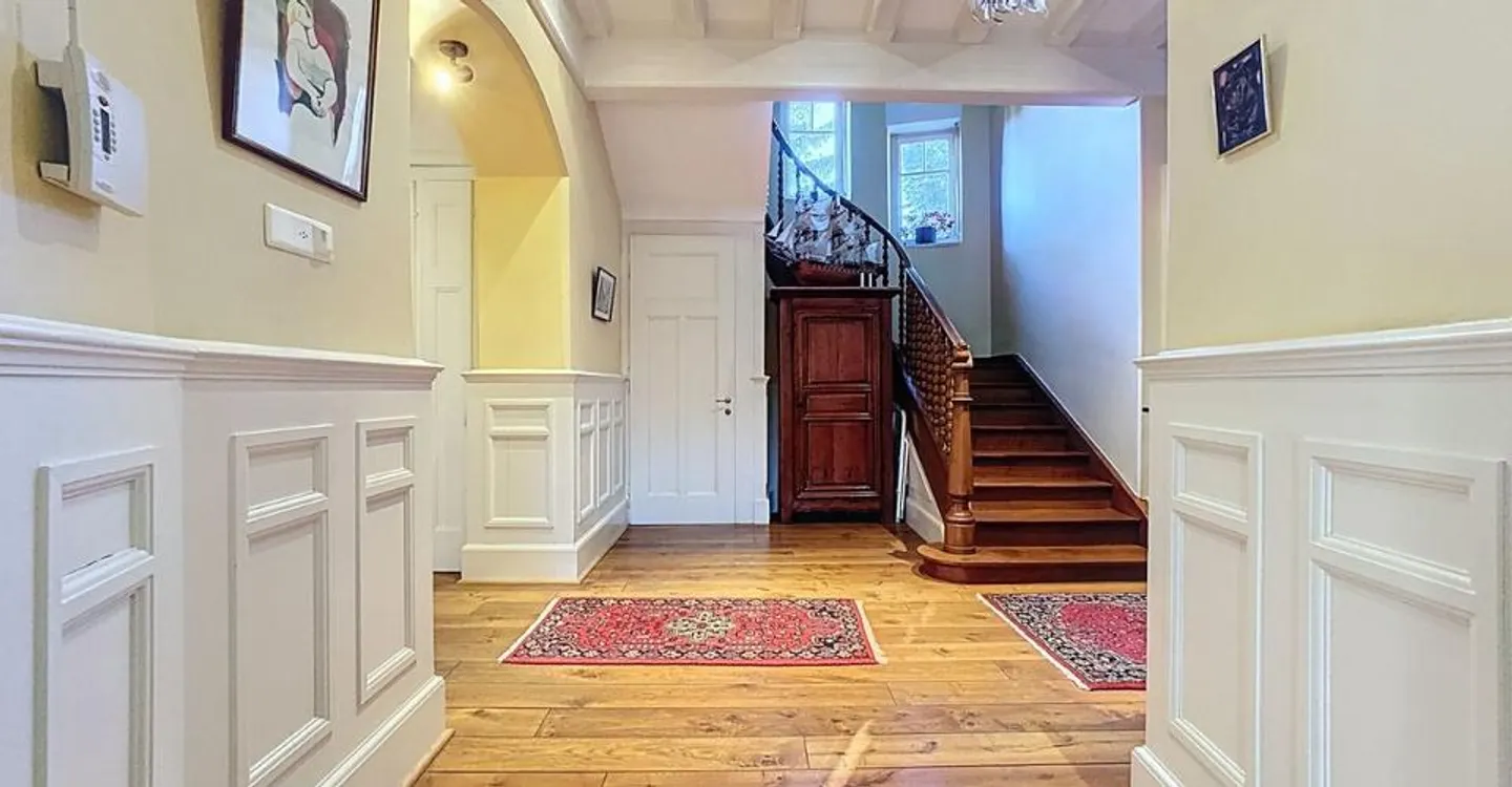 Außergewöhnliches Herrenhaus im Herzen eines bewaldeten Parks - Foto 2 von 12