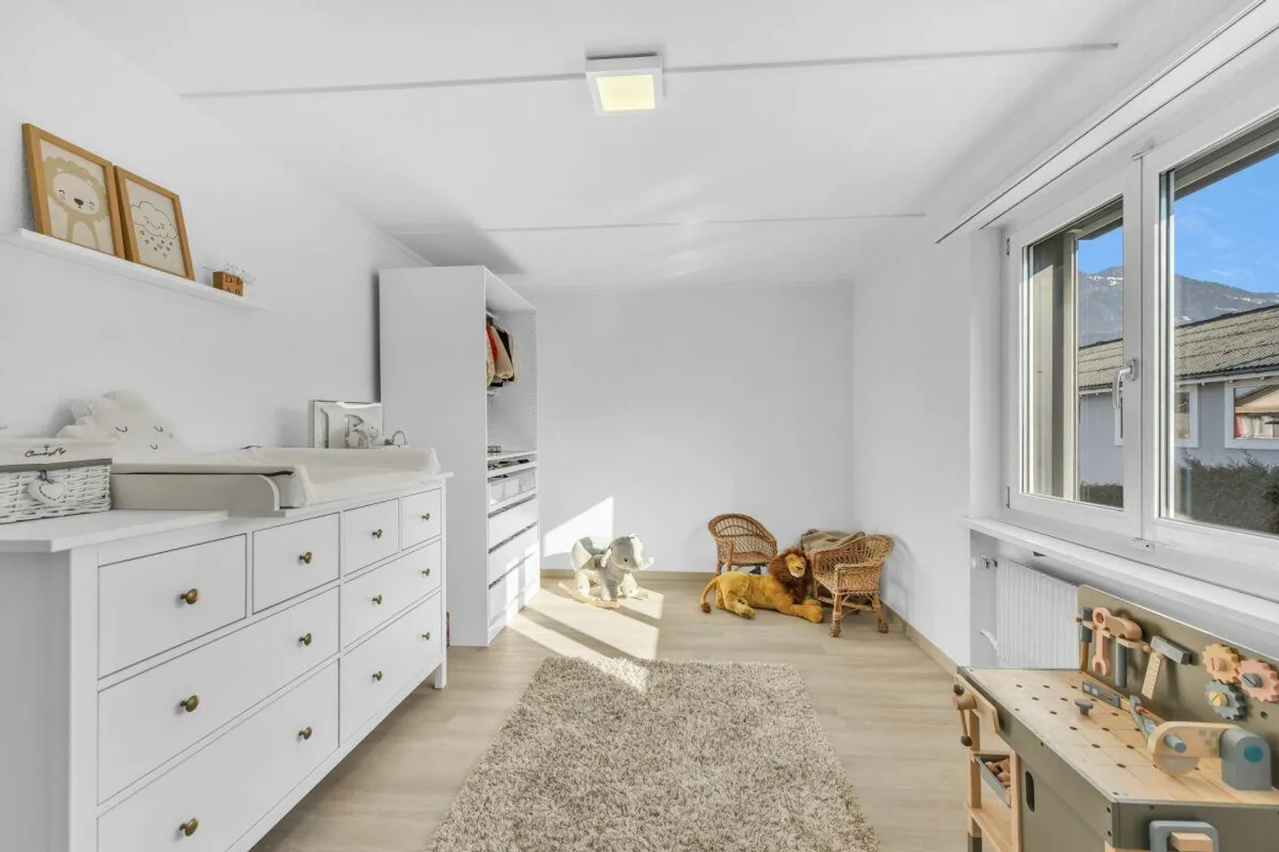 Casa unifamiliare con grande terreno, garage sotterraneo e possibilità di utilizzo versatile - Foto 8 di 15