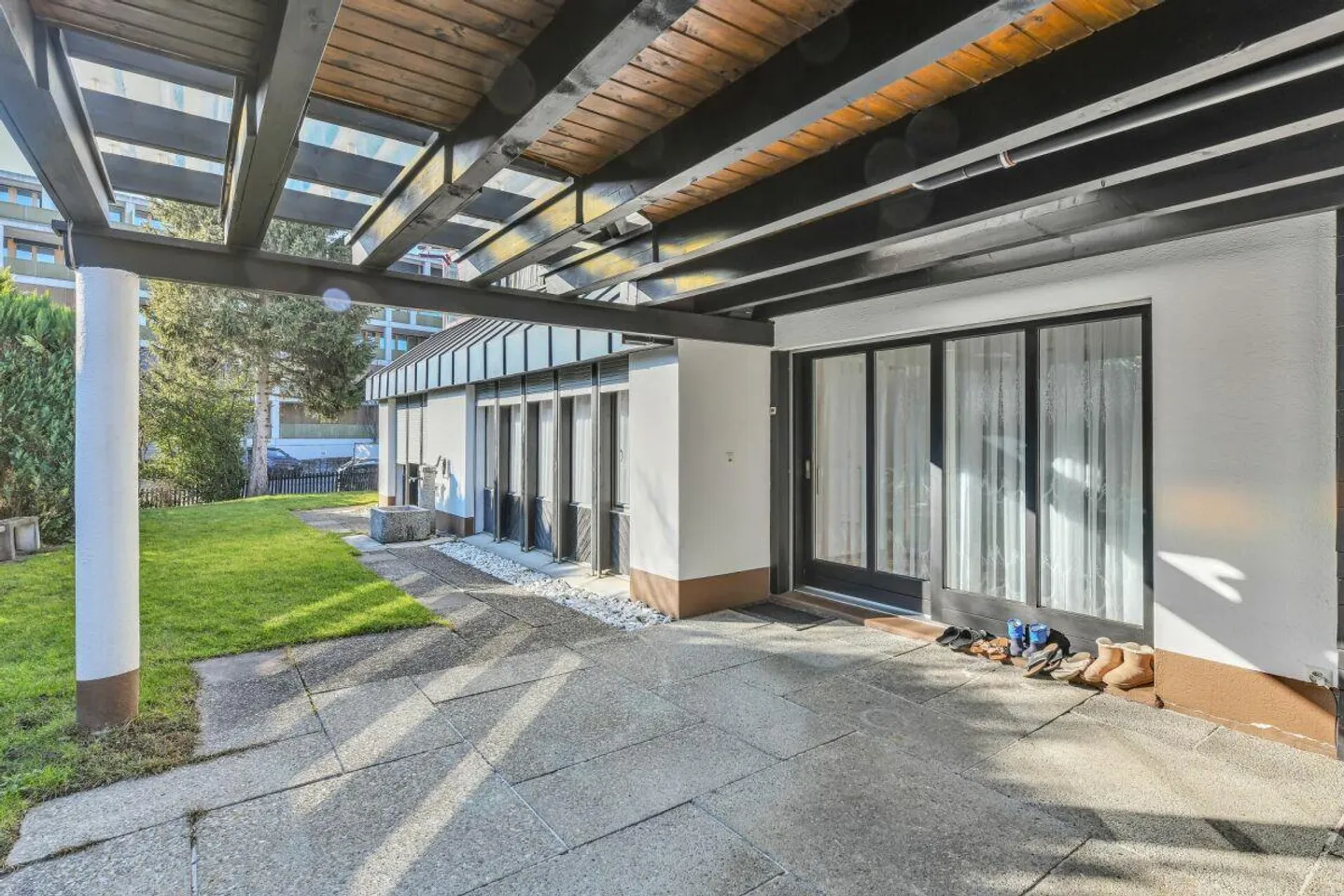 Casa unifamiliare con grande terreno, garage sotterraneo e possibilità di utilizzo versatile - Foto 11 di 15