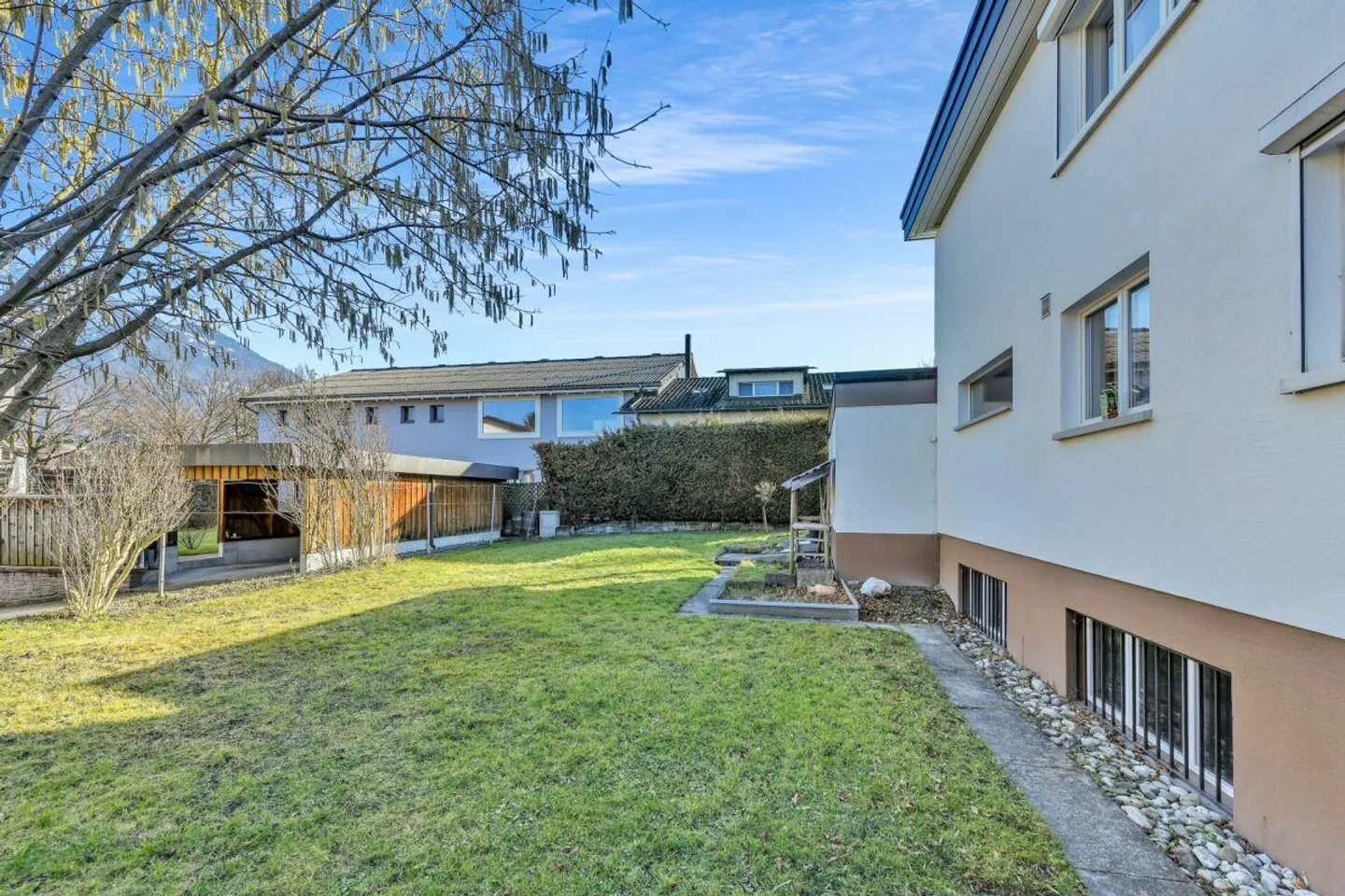Casa unifamiliare con grande terreno, garage sotterraneo e possibilità di utilizzo versatile - Foto 12 di 15