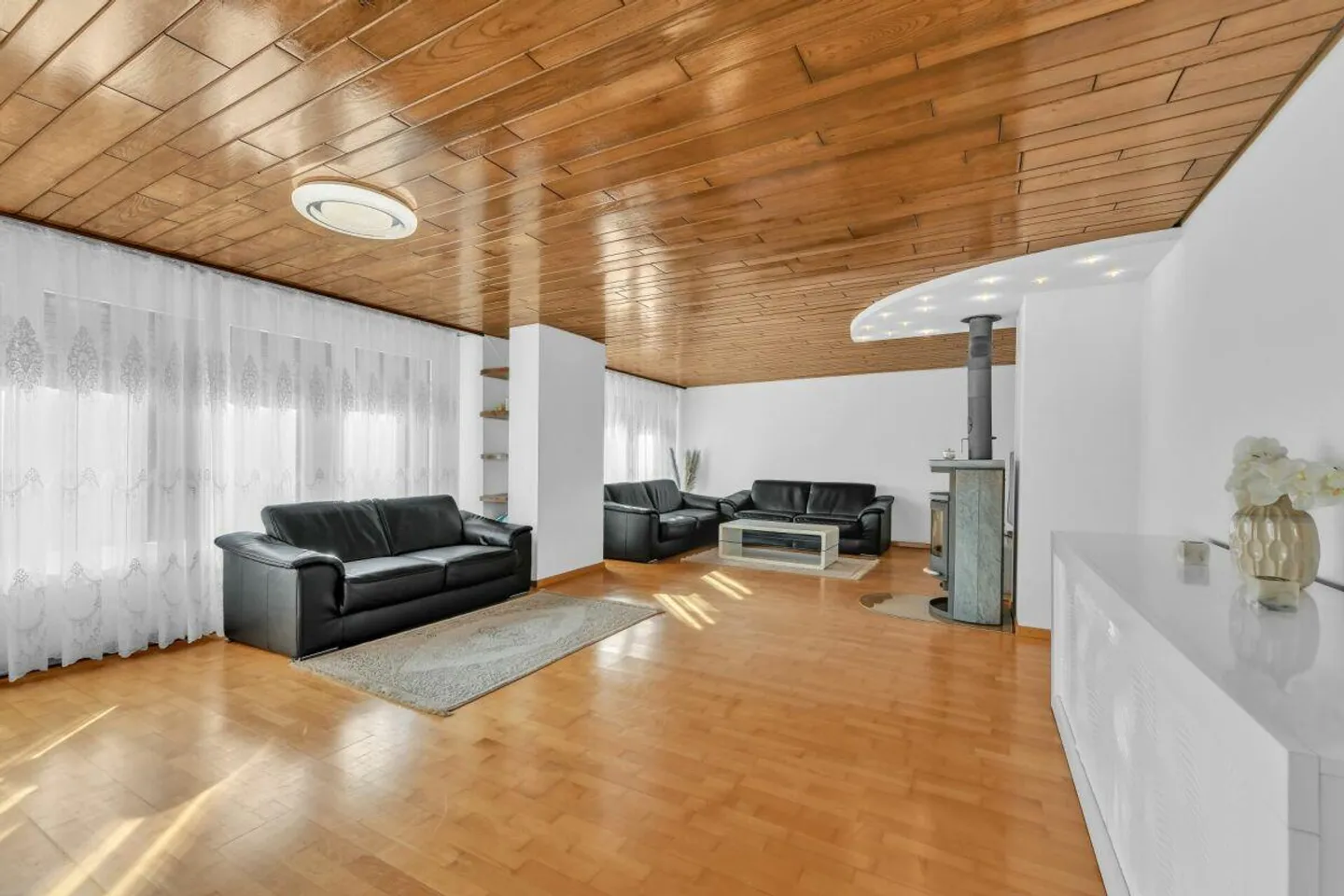 Casa unifamiliare con grande terreno, garage sotterraneo e possibilità di utilizzo versatile - Foto 14 di 15