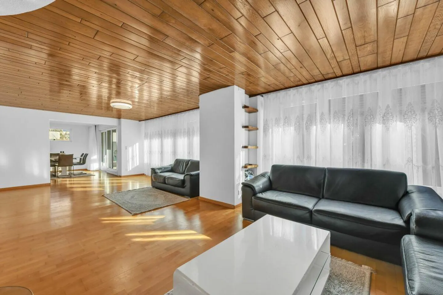 Casa unifamiliare con grande terreno, garage sotterraneo e possibilità di utilizzo versatile - Foto 5 di 15