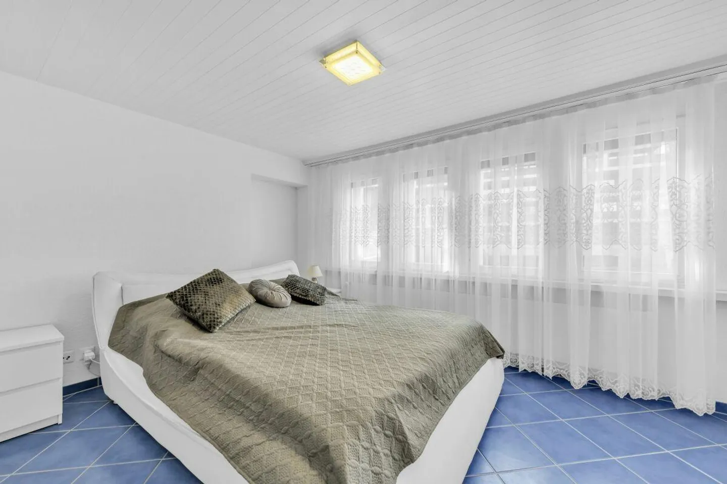 Casa unifamiliare con grande terreno, garage sotterraneo e possibilità di utilizzo versatile - Foto 7 di 15