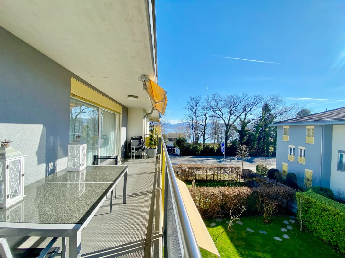 Vivere insieme a pochi passi dal lago - spazioso attico con balcone e vista libera - Foto 2 di 14