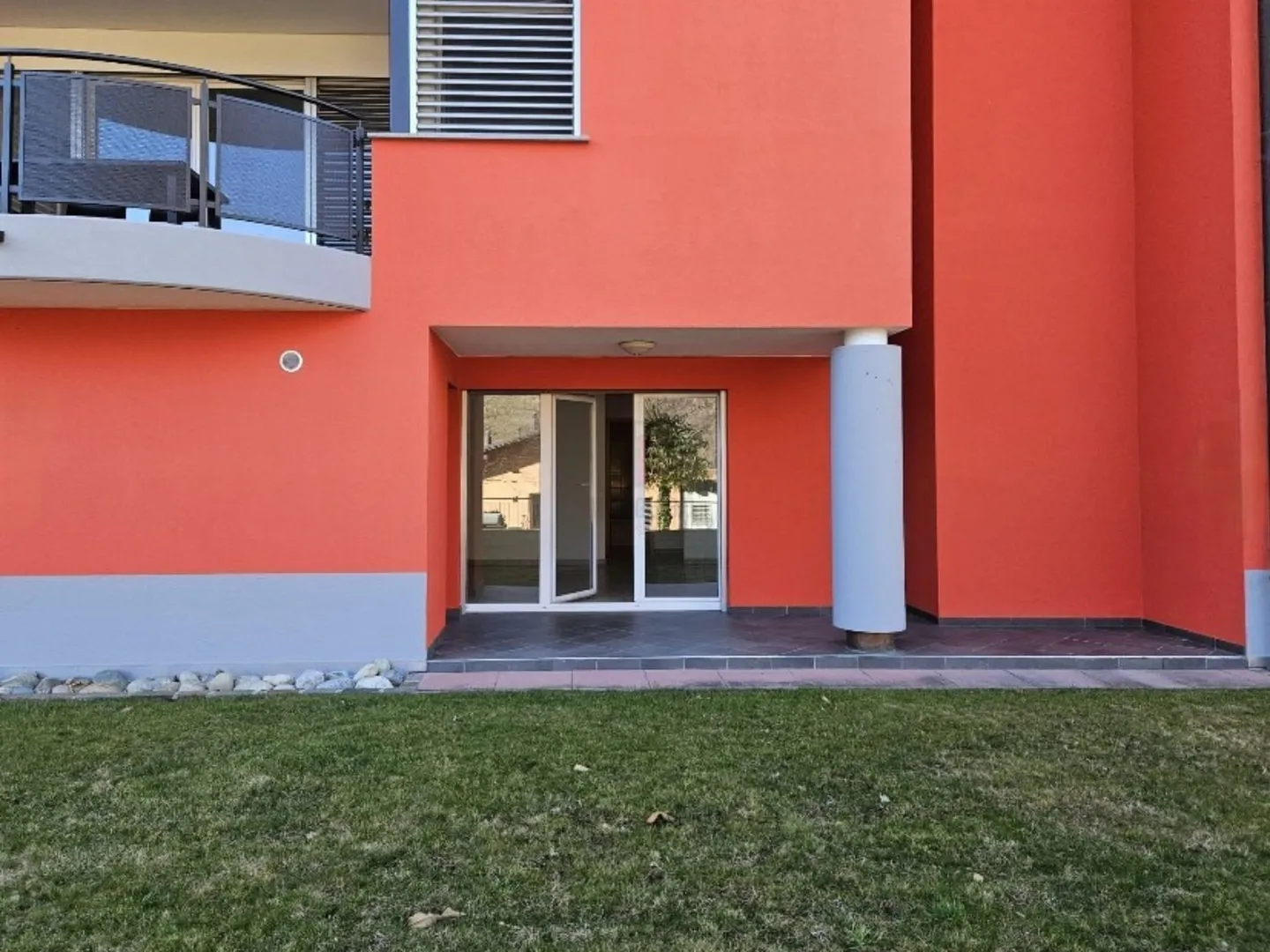 In the green, comfortable and inviting two-room apartment - Photo 9 of 9