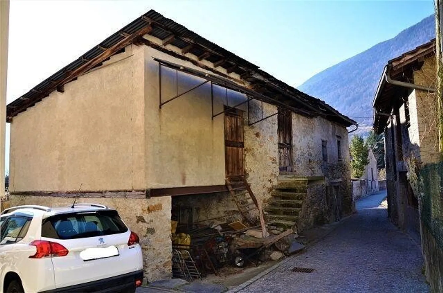 Large rustic property to renovate with garden - Photo 2 of 13