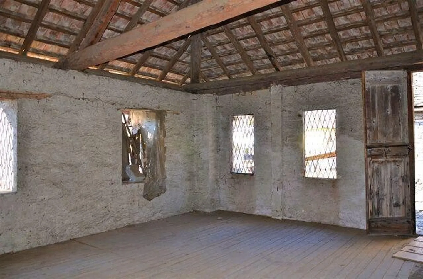 Large rustic property to renovate with garden - Photo 3 of 13