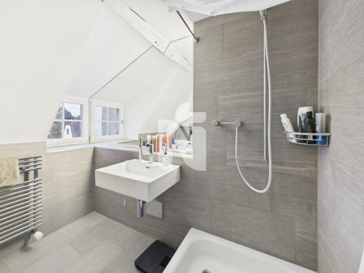 Grosszügige, möblierte 2.5-Zimmer-Maisonette-Wohnung in zentraler Lage beim Spalentor - Foto 6 von 8