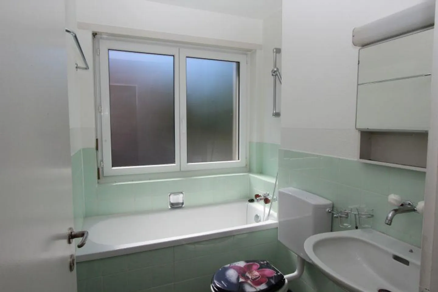 Limited: Friendly Apartment in Central Location - Photo 5 of 10