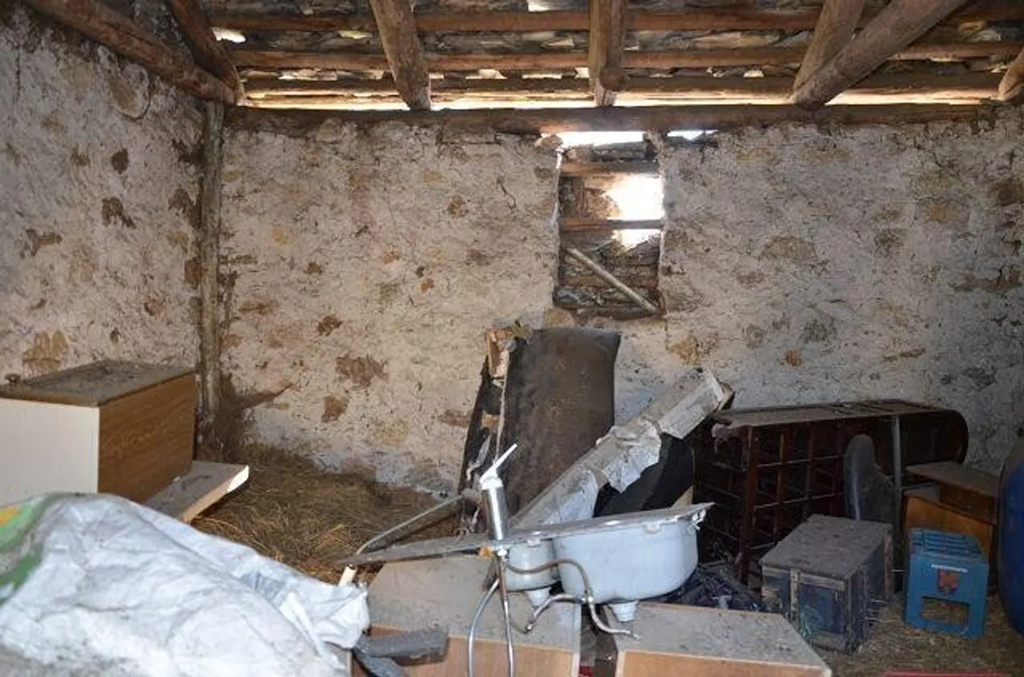 Large rustic property to renovate with garden - Photo 6 of 13