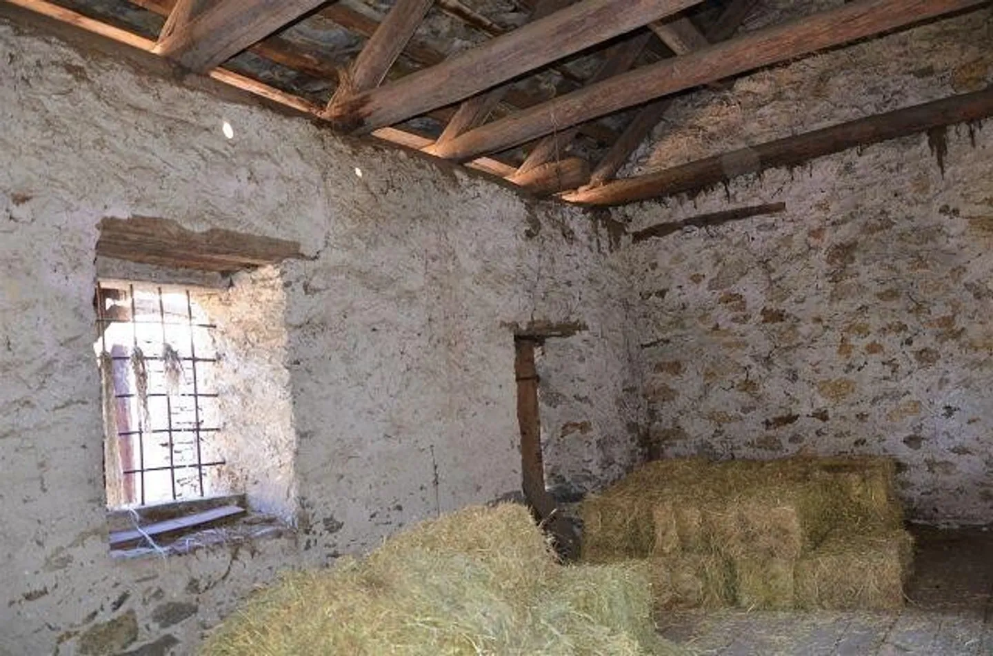 Large rustic property to renovate with garden - Photo 8 of 13