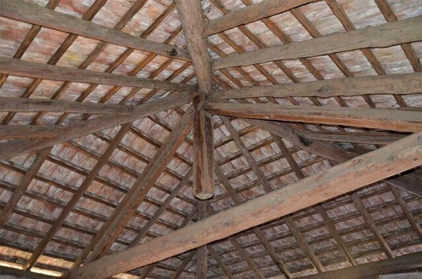 Large rustic property to renovate with garden - Photo 9 of 13