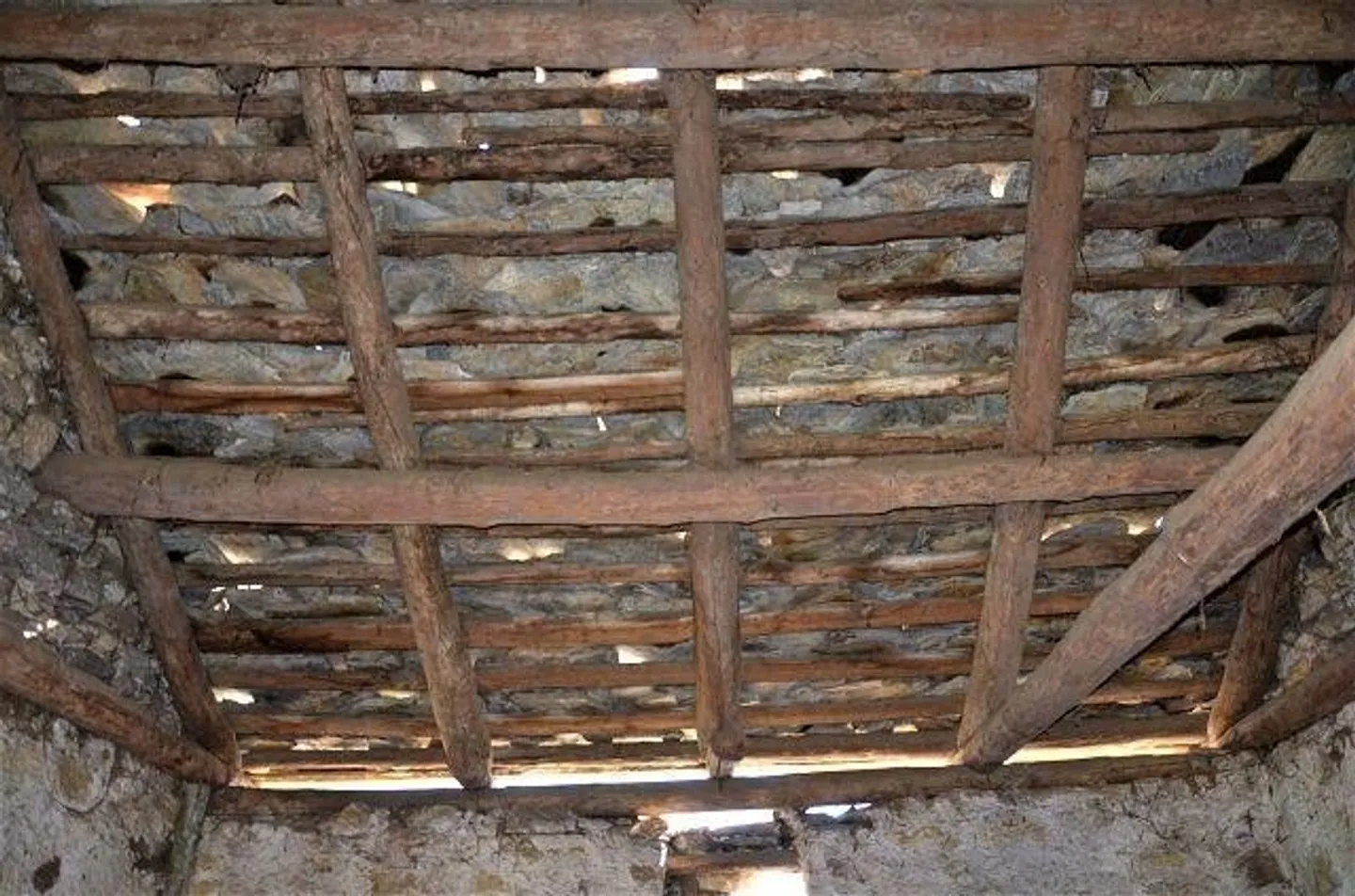 Large rustic property to renovate with garden - Photo 10 of 13