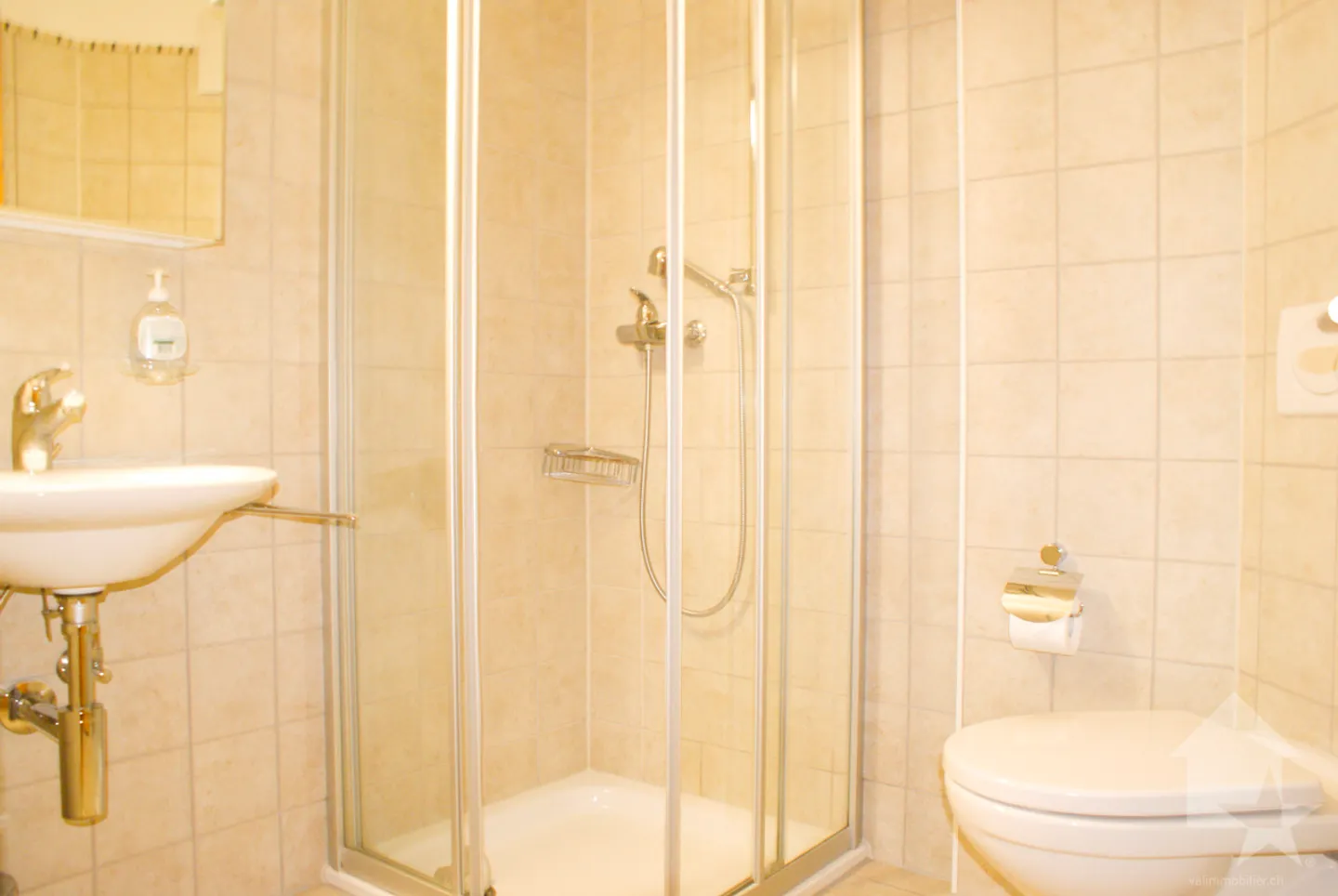 Stunning penthouse apartment with breathtaking lake view! - Photo 9 of 25