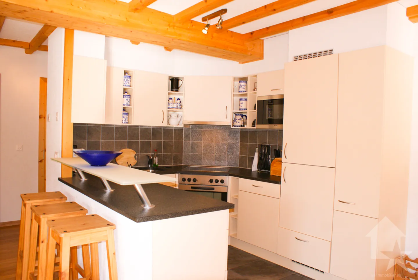 Stunning penthouse apartment with breathtaking lake view! - Photo 3 of 25