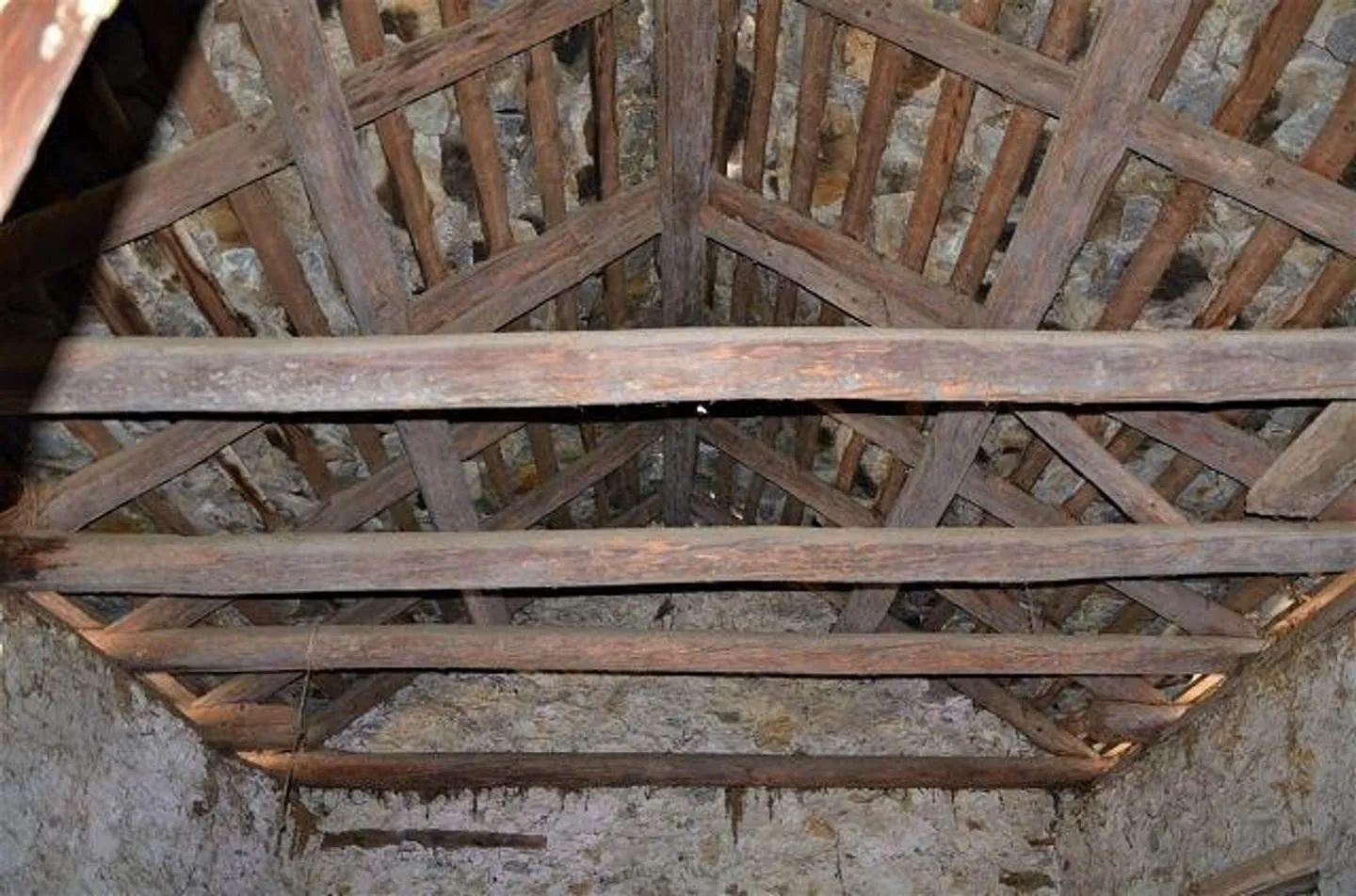 Large rustic property to renovate with garden - Photo 11 of 13