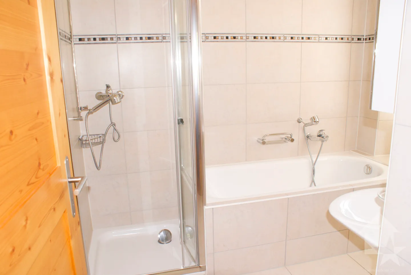 Stunning penthouse apartment with breathtaking lake view! - Photo 24 of 25