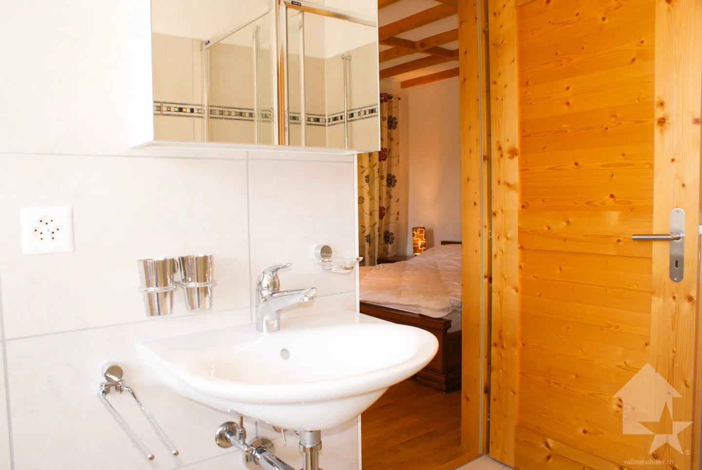 Stunning penthouse apartment with breathtaking lake view! - Photo 25 of 25