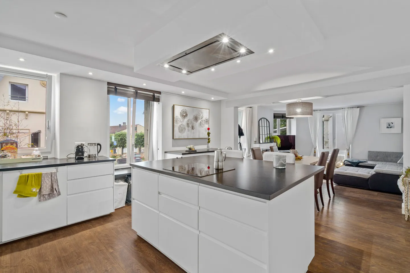 Superb 4.5-room renovated apartment in Begnins - Photo 2 of 13